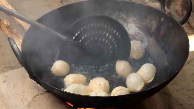 How to perfectly fry puchka(পুচ্কা কি ভাবে ভাজ্তে হয়)